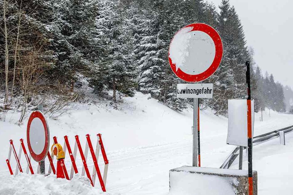 Trotz Lawinengefahr, nutzte der junge Mann die Piste und bezahlte mit seinem Leben (Symbolbild).