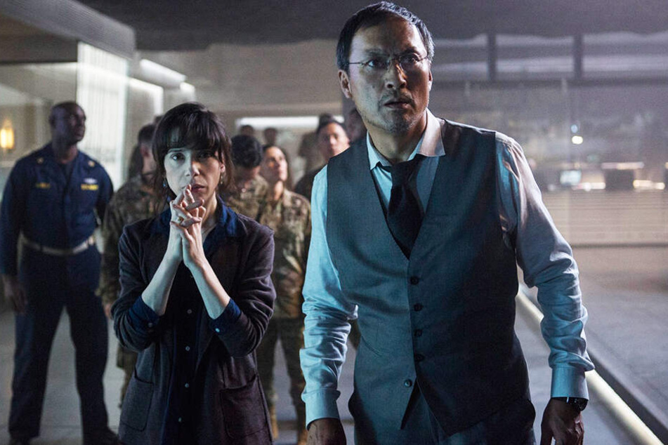 Dr. Vivienne Graham (Sally Hawkins) und Dr. Ishiro Serizawa (Ken Watanabe) sehen mit Schrecken, was auf die Welt zukommt.
