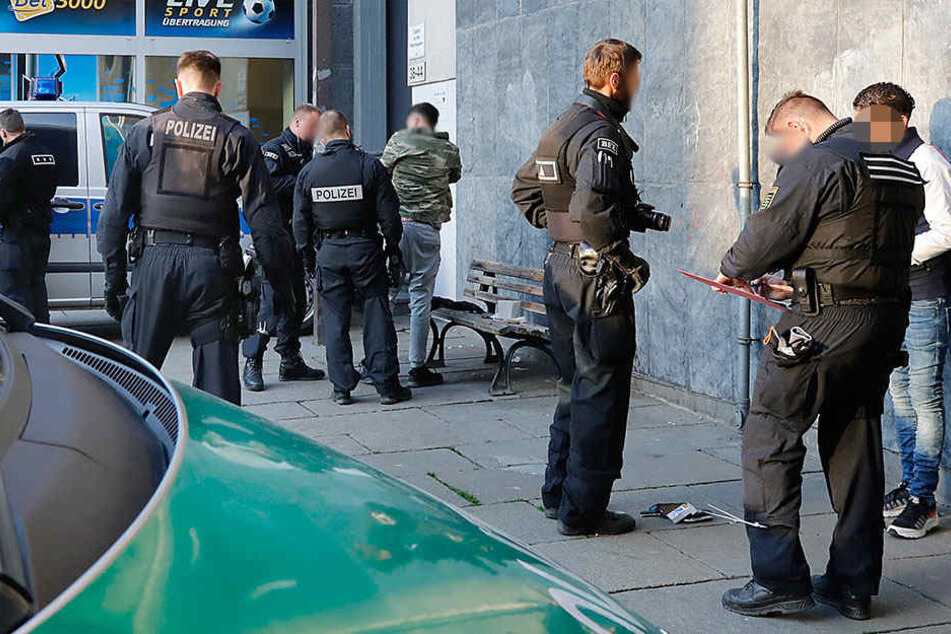 In der Straße der Nationen wurden zahlreiche Passanten kontrolliert.