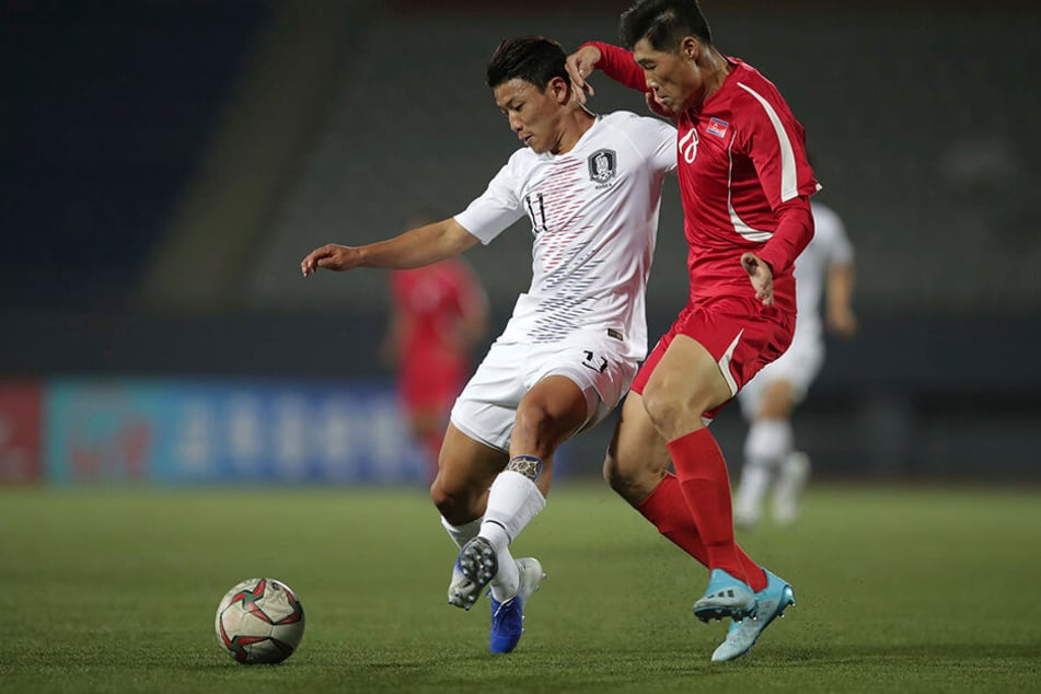 Kampf um den Ball. Der Südkoreaner Hi-chan gegen Nordkoreaner Chol.