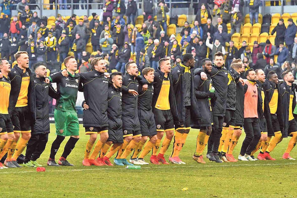 Die Dynamos feierten gemeinsam den Sieg gegen Bochum - in Fürth gibt's aber schon wieder eine andere Startelf.