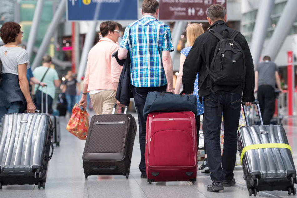 Die Flughäfen in Düsseldorf und Köln erwarten knapp 6 Millionen Passagiere während der Sommerferien (Symbolbild).
