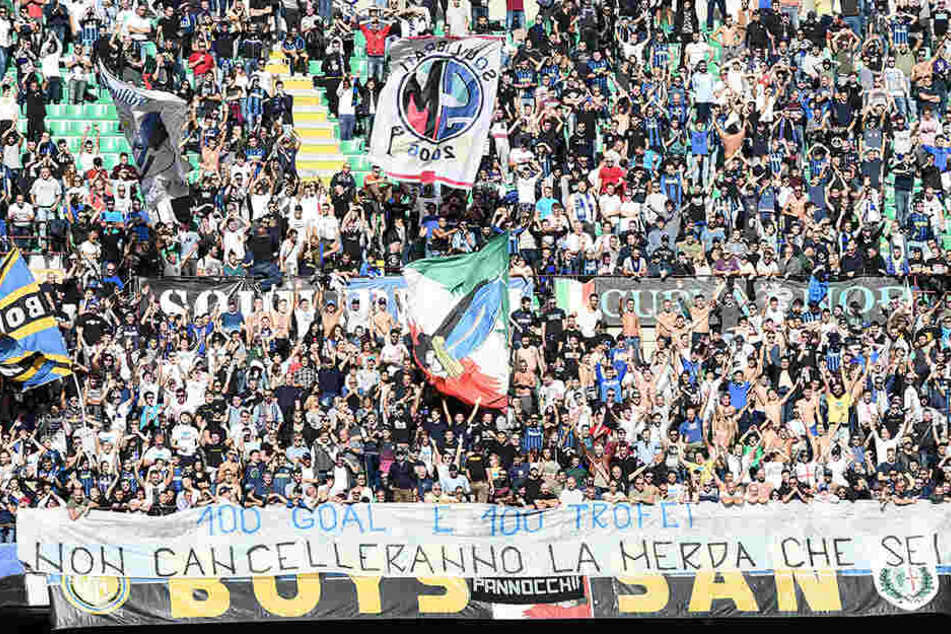 Mit diesem Banner sagen die Anhänger von Inter Mailand, was sie von ihrem Kapitän halten.