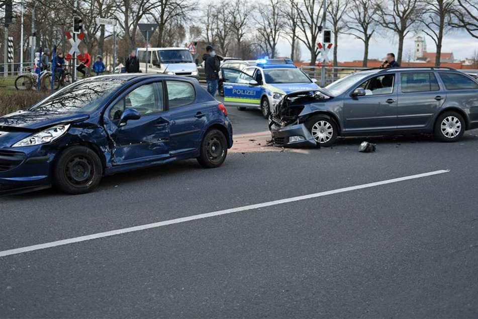 Beide Fahrzeuge wurden erheblich beschädigt.