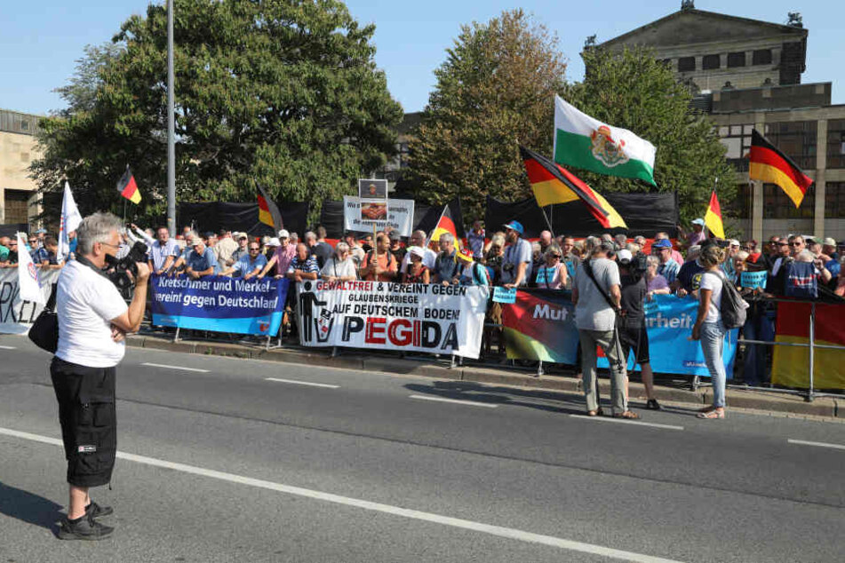 Mehrere Demonstranten empfingen Angela Merkel vor dem Landtag.