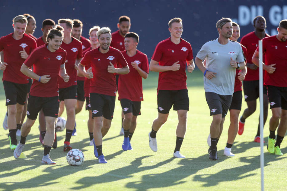 Die WM-Fahrer sind wieder an Bord und stehen wohl auch gegen Craiova im Kader. Für die Startelf fallen aber auf jeden Fall Upamecano, Mukiele und Laimer aus.