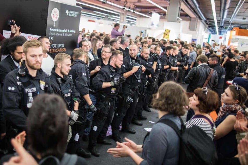 Um Szenen wie in Frankfurt zu verhindern, will die Leipziger Linksfraktion rechte Verlage von der Leipziger Buchmesse ausschließen.