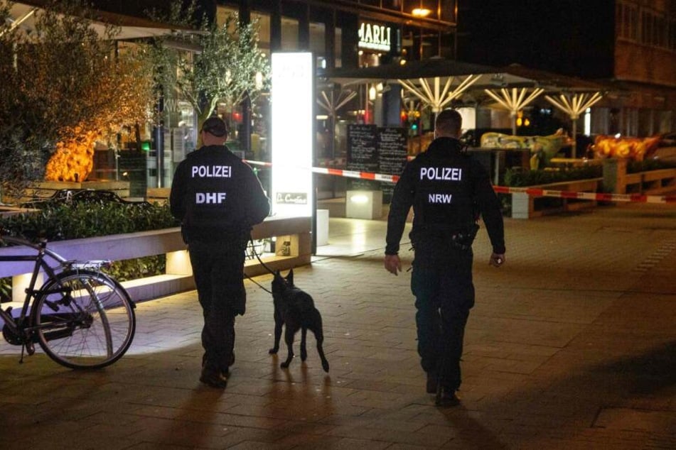 Beamte suchten mit Spürhunden nach der Tatwaffe.