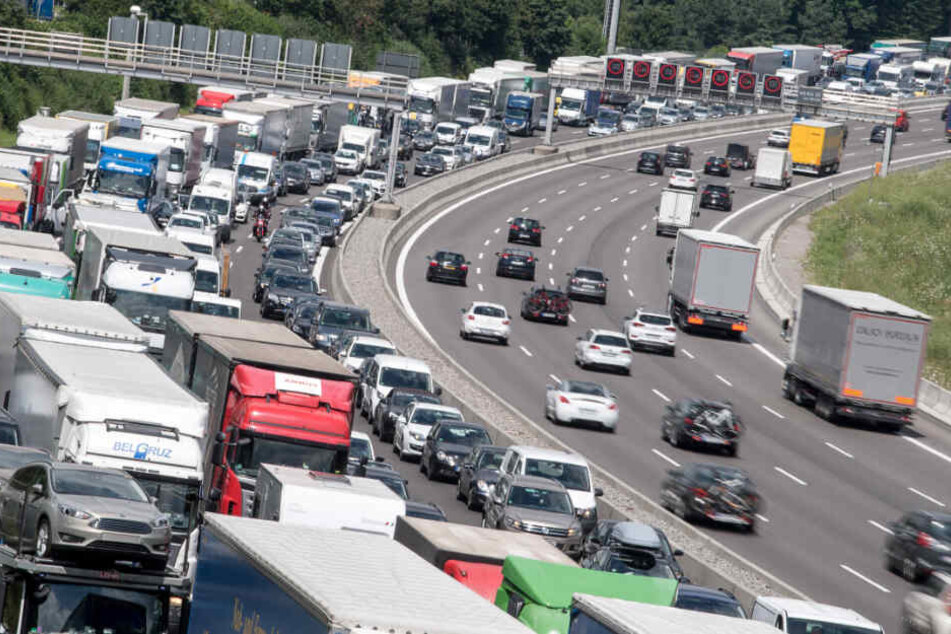 Der ADAC prognostiziert das absolute Verkehrs-Chaos am Wochenende. (Symbolbild)