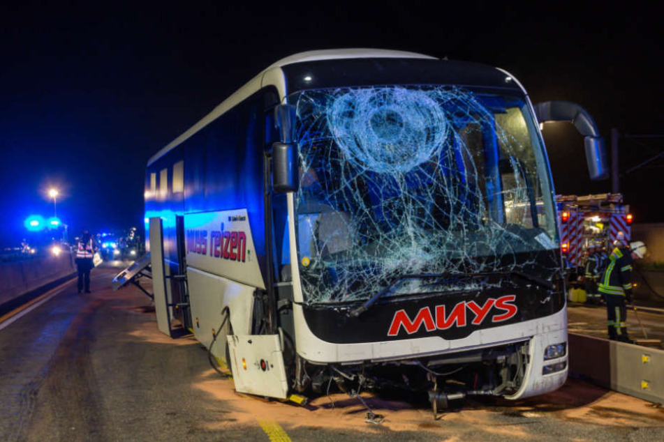 Der Bus war gerade auf dem Weg zu einem Hotel in Offenbach.