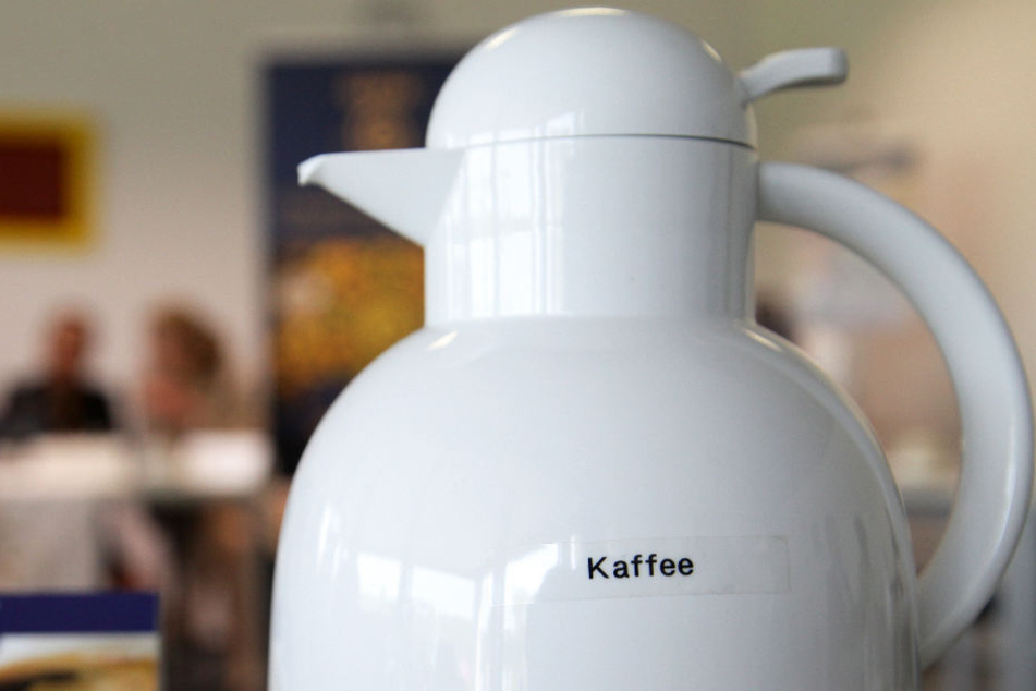 Kleinkind verbrennt sich lebensgefährlich mit Kaffee. (Symbolbild)