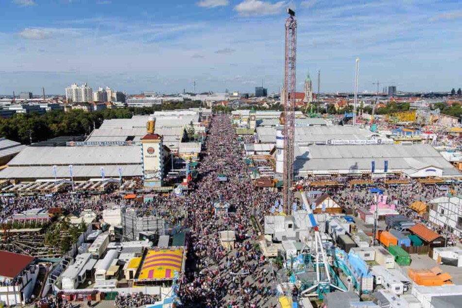 Oktoberfestbesucher drängen sich in der Wirtsbudenstraße auf dem Festgelände. (Archivbild)