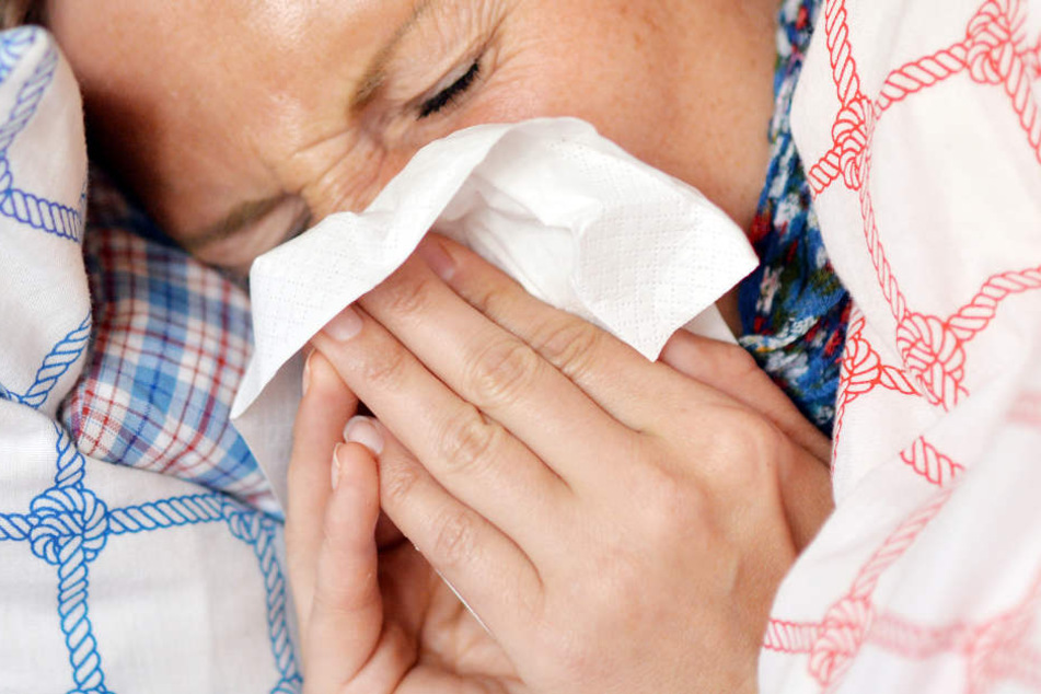 Immer noch liegen viele wegen einer Grippe-Infektion flach. (Symbolbild)