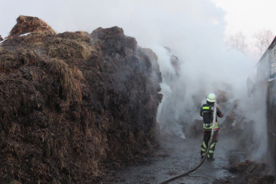 Ein Feuerwehrmann kämpft sich durch den verrauchten Einsatzort.