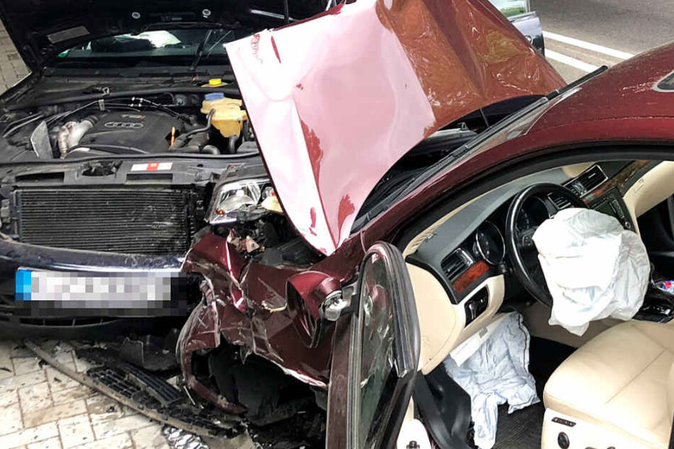 Zwei Autos stießen frontal mit einander zusammen.