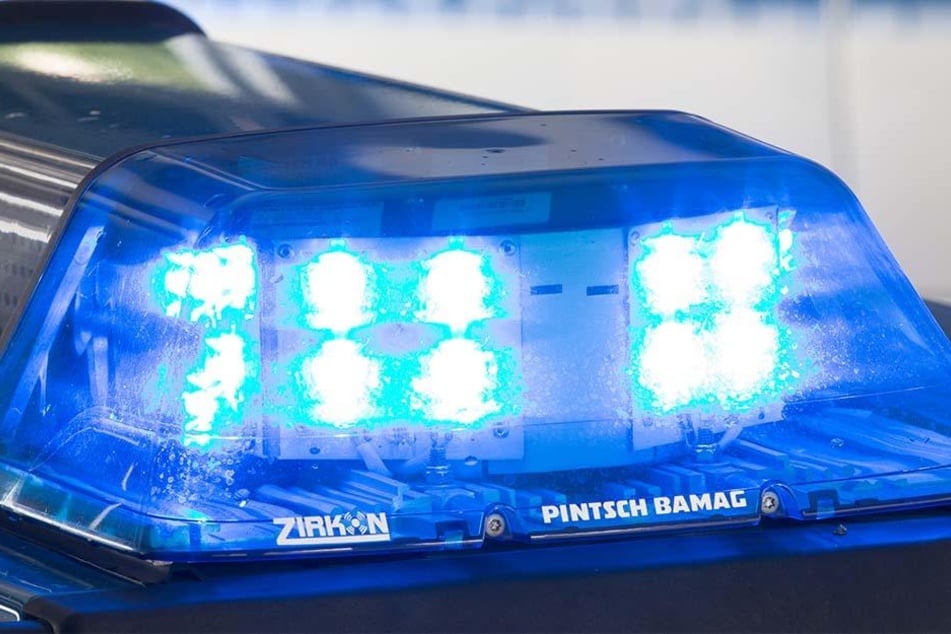 Weit kam der 22-Jährige nicht, nachdem er einen Verkehrsunfall verursacht hatte (Symbolbild).