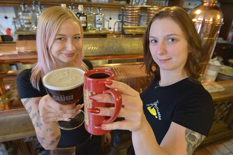 Heiß gemacht: Jenny (23, l.) und Diana (27) bieten im Turmbrauhaus am Neumarkt Glühbier (l.) und Glühwein.