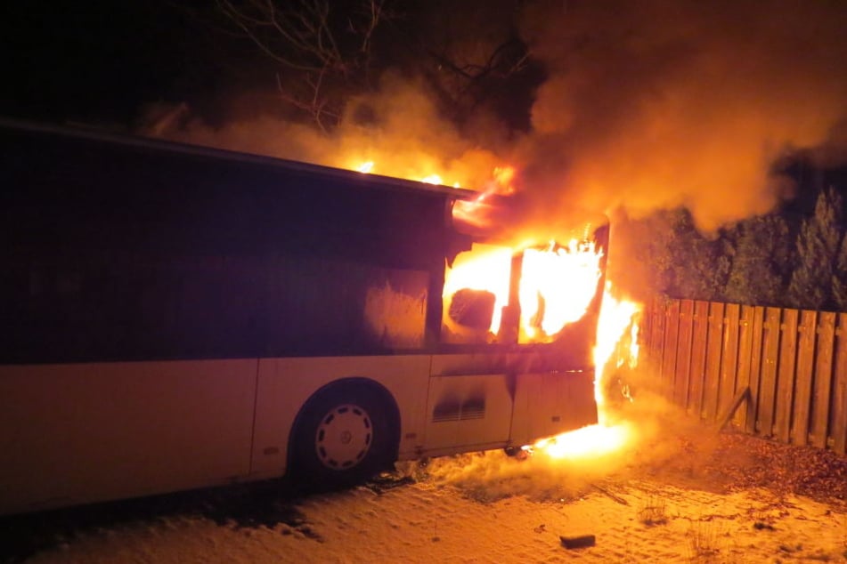 Der Linienbus brannte komplett aus. Der Schaden beträgt rund 300.000 Euro.