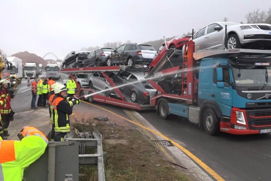 Die Gaffer wurden von der Feuerwehr nass gemacht.