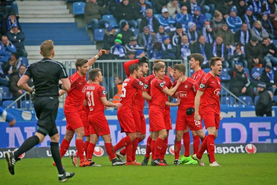 Jubel bei den Gästen nach dem zwischenzeitlichen 1:0-Führungstreffer.