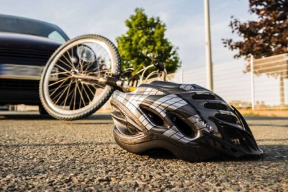 Ein Unfall ist schnell passiert. Wer mit dem Fahrrad zur Schule kommt, sollte immer einen Helm tragen.