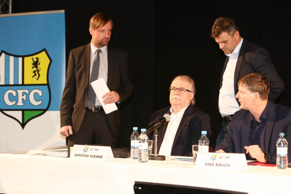 Stefan Bohne (l.) diskutiert mit Uwe Bauch (r.)