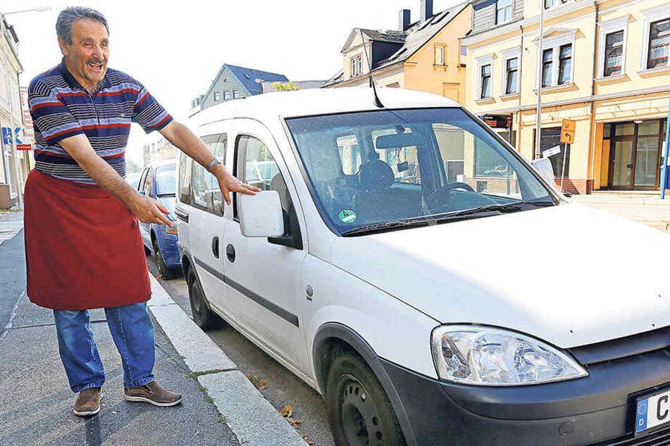 Döner-Verkäufer DoganIsa (60) ist sauer. Die Reifen des Dienstautos sind schon zum zweiten Mal innerhalb weniger Wochen platt.