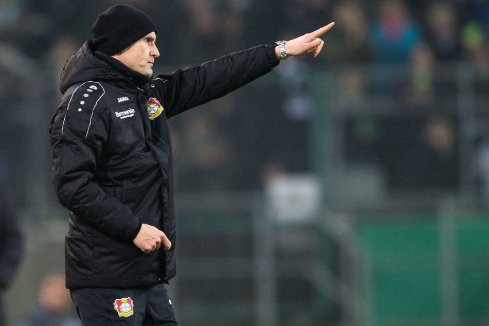 Leverkusen-Trainer Heiko Herrlich entschuldigte sich nach seiner Aktion.