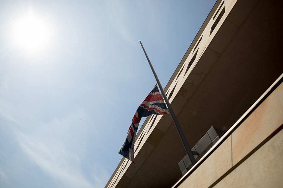 Die Flagge von Großbritannien vor der britischen Botschaft in Berlin steht nach dem Terroranschlag in Manchester auf halbmast.