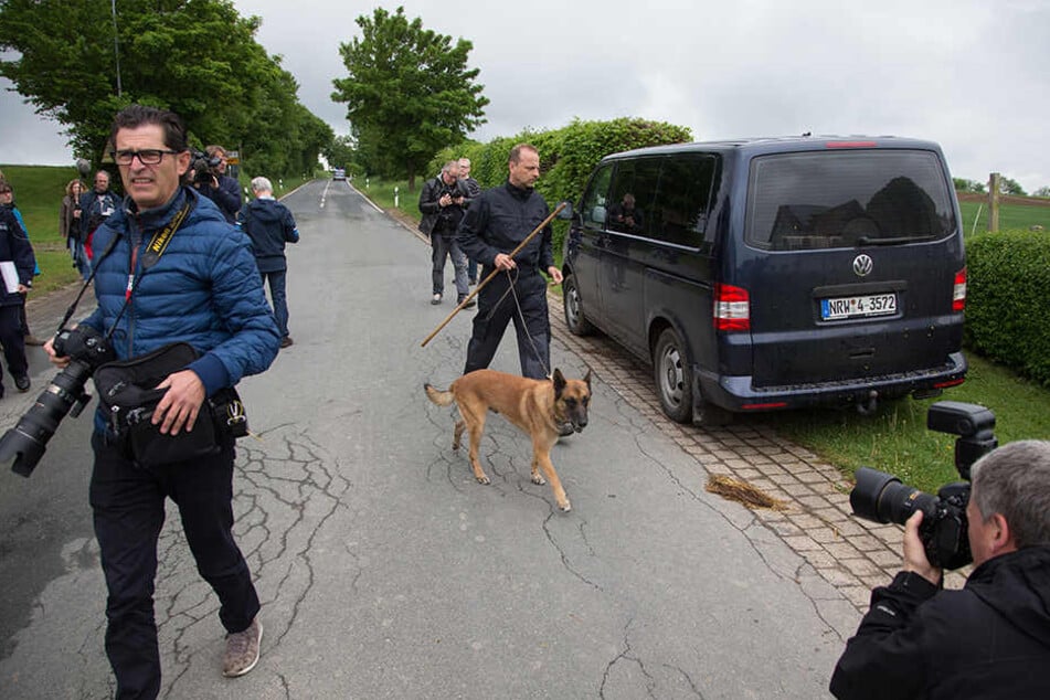 Leichenspürhund Sunny und Hundeführer Ulrich Hitzemann bei der Suche nach Spuren.