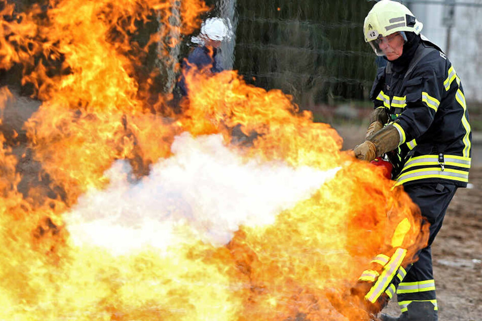 Die Polizei verdächtigt den von der Feuerwehr aufgegriffenen Mann, Gräber auf dem Mutzschener Friedhof angezündet zu haben.