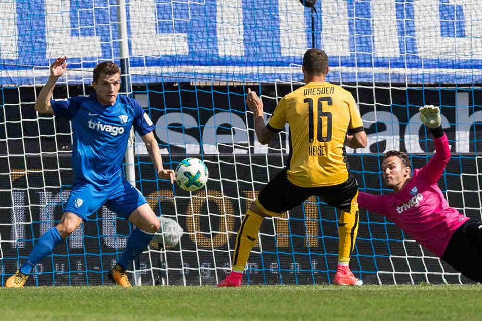 Hier erzielt Philip Heise das 1:0 für Dynamo. VfL-Torhüter Manuel Riemann ist chancenlos.