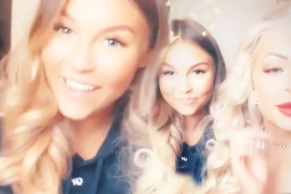 "Wir haben endlich zusammen YouTube Videos gedreht", freut sich Katja Krasavice (22, r.). Diesmal dabei: Influencerin Dagi Bee (24, l.).