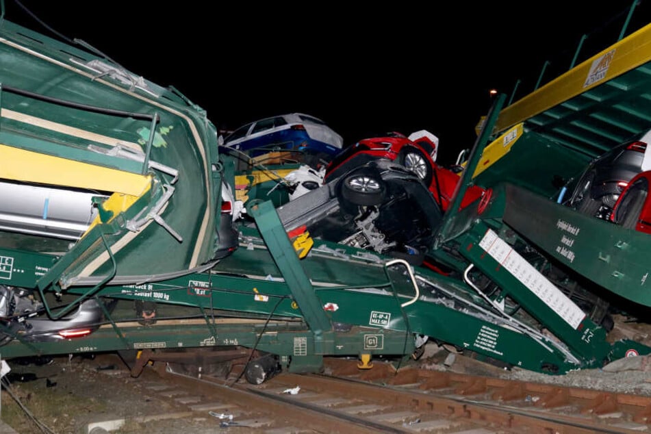 Etwa 20 Autos sollen Totalschaden haben.