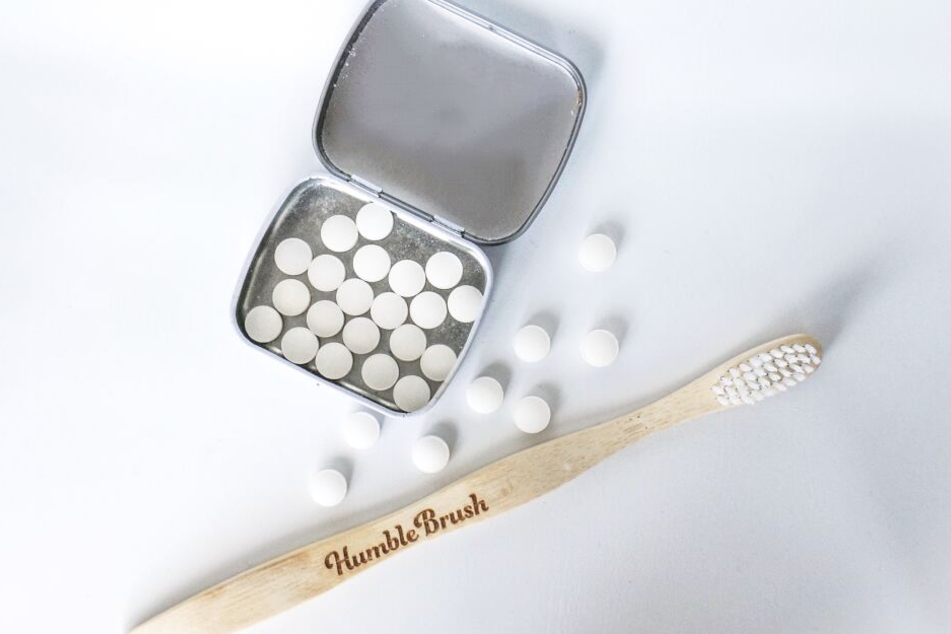 Zahnbürsten aus Bambus und Zahnpastatabletten vermeiden unnötiges Plastik.