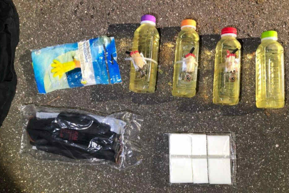 Die Polizei fand in den Rucksäcken der Tatverdächtigen selbstgebastelte Sprengsätze, Grillanzünder und Handschuhe.