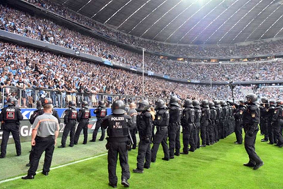 Weil die Löwen-Fans Gegenstände aufs Spielfeld warfen, wurde die Partie für 15 Minuten unterbrochen.