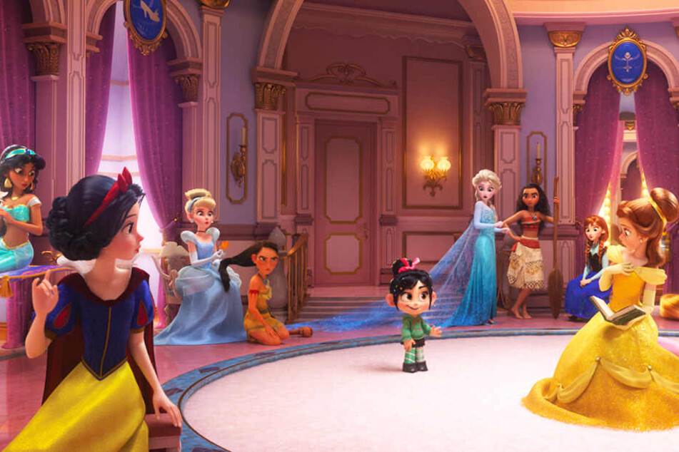 Die berühmten Disney-Prinzessinnen staunen nicht schlecht, als die kleine Rennfahrerin Vanellope von Schweetz in ihrer Mitte auftaucht.