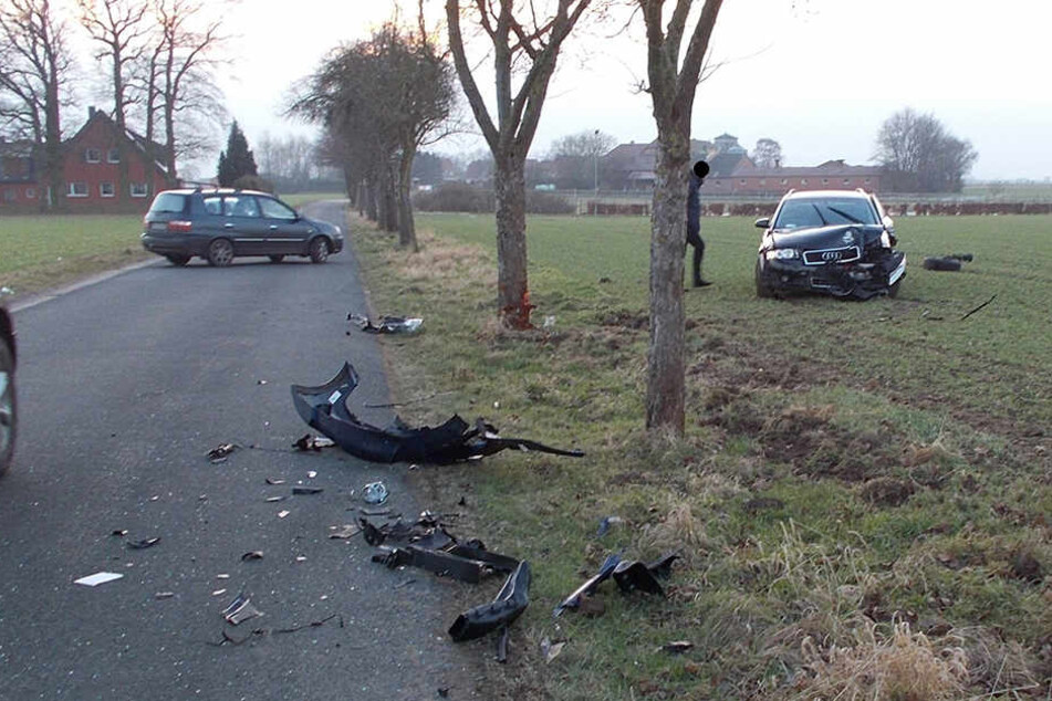 Viele Einzelteile flogen umher, nachdem die beiden Autos zusammengekracht waren.