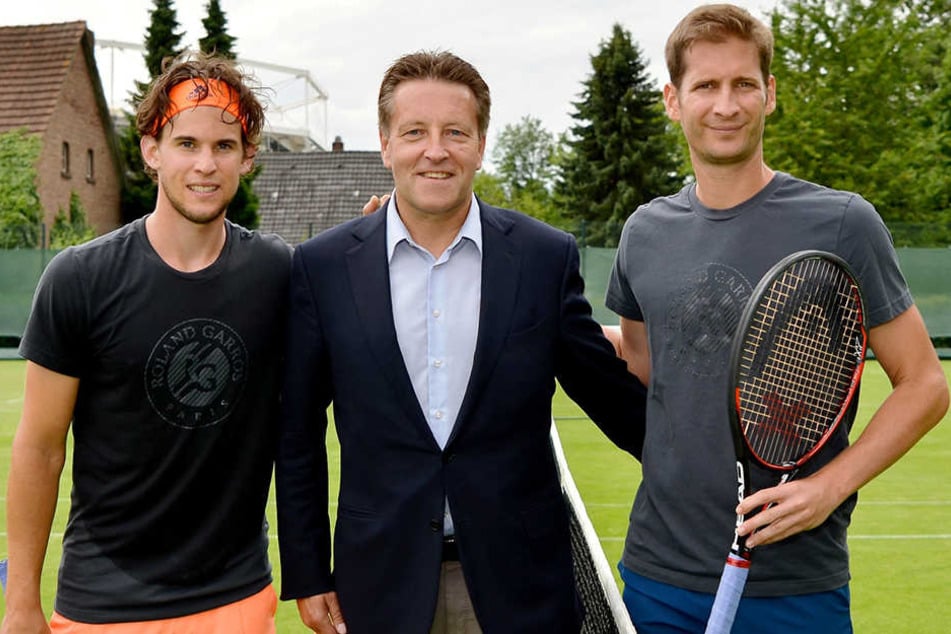 Österreichs Tennis-Superstar Dominic Thiem (l.) und Titelverteidiger Florian Mayer (r.) sind in Halle eingetroffen und wurden von Turnierdirektor Ralf Weber bei einer Trainingseinheit begrüßt.
