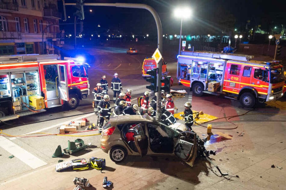 Das Auto krachte frontal gegen die Ampel in Hamburg.
