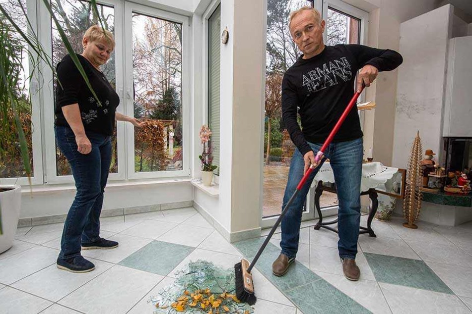 Frank und Andrea Schleußing entfernen die Glasscherben.