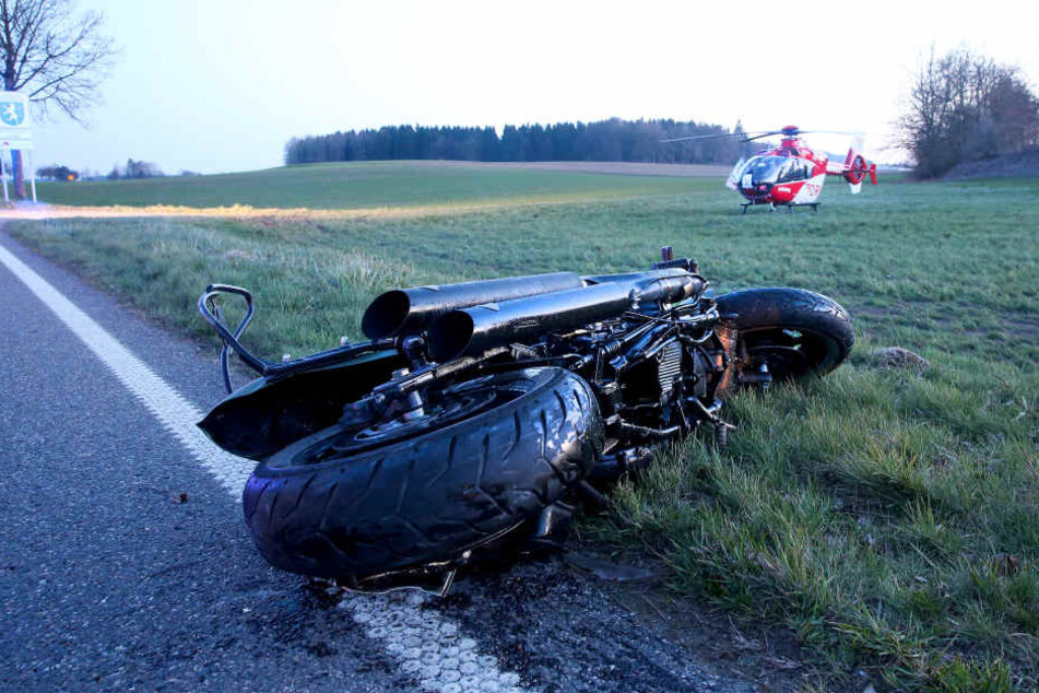In Boms prallte ein Motorradfahrer gegen eine Verkehrsinsel und wurde dabei tödlich verletzt.