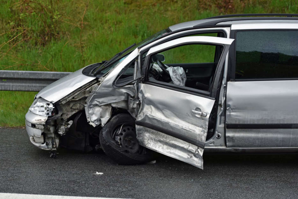 Ein Geisterfahrer ist am späten Freitagnachmittag auf der A4 in einen VW Sharan gekracht.