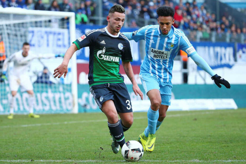 Jamil Dem (r.) am 14. Januar 2017 bei seinem bislang letzten Spiel im Trikot der Himmelblauen im Zweikampf mit dem Schalker Donis Avdijaj.