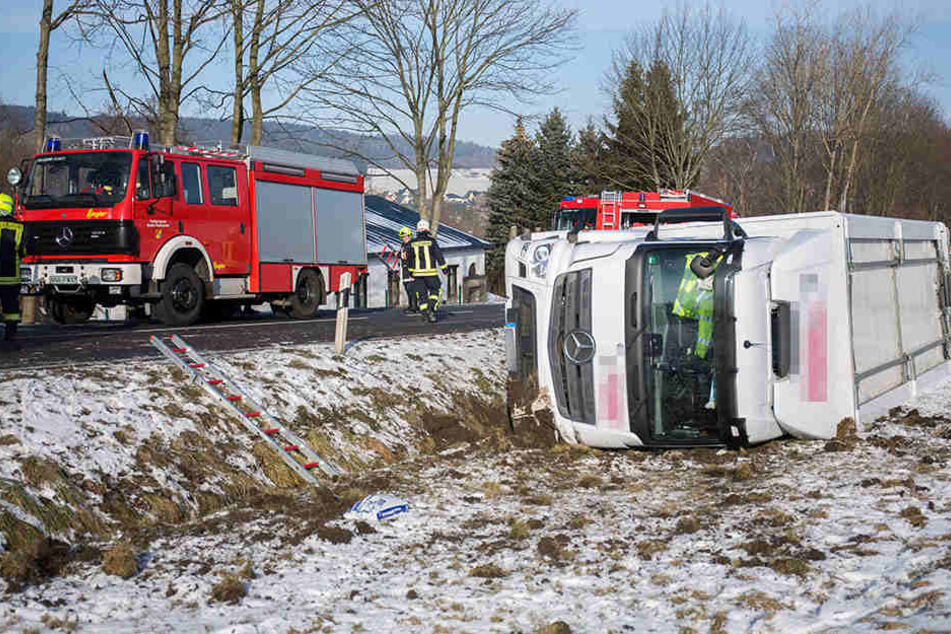 Der Lkw kippte in den Straßengraben.