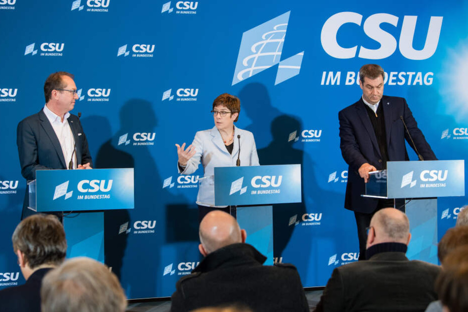 Annegret Kramp-Karrenbauer, Bundesministerin der Verteidigung (M) mit Alexander Dobrindt, CSU-Landesgruppenchef (l) und Markus Söder (CSU), CSU-Parteivorsitzender in Seeon.