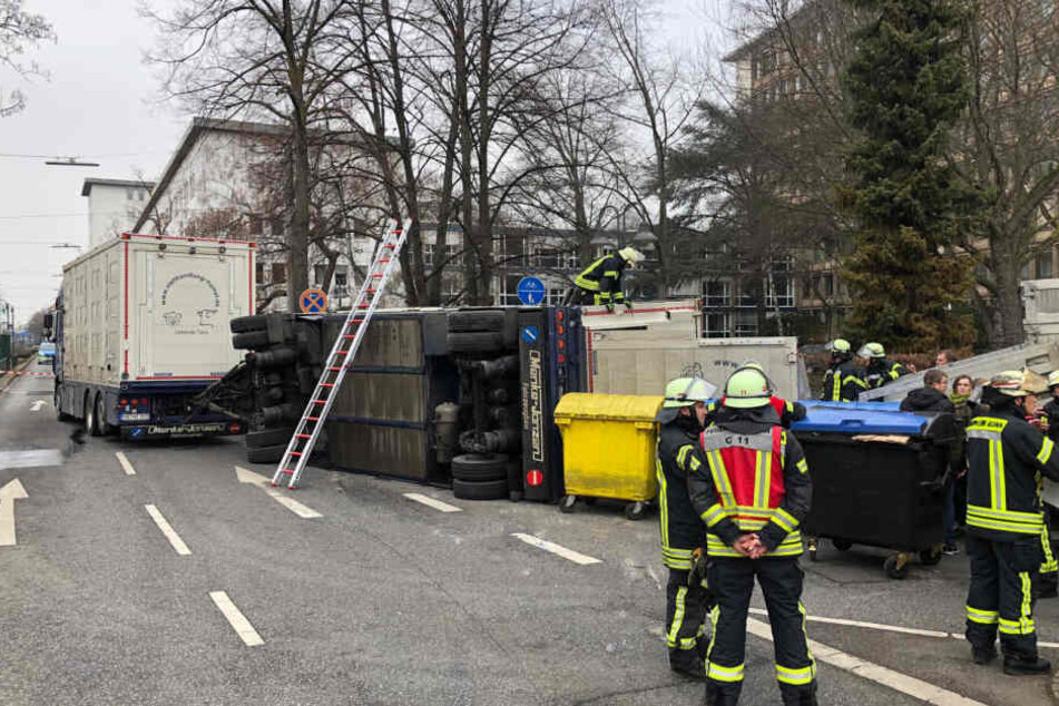 Einsatzkräfte der Feuerwehr am Unfallort in Bonn.