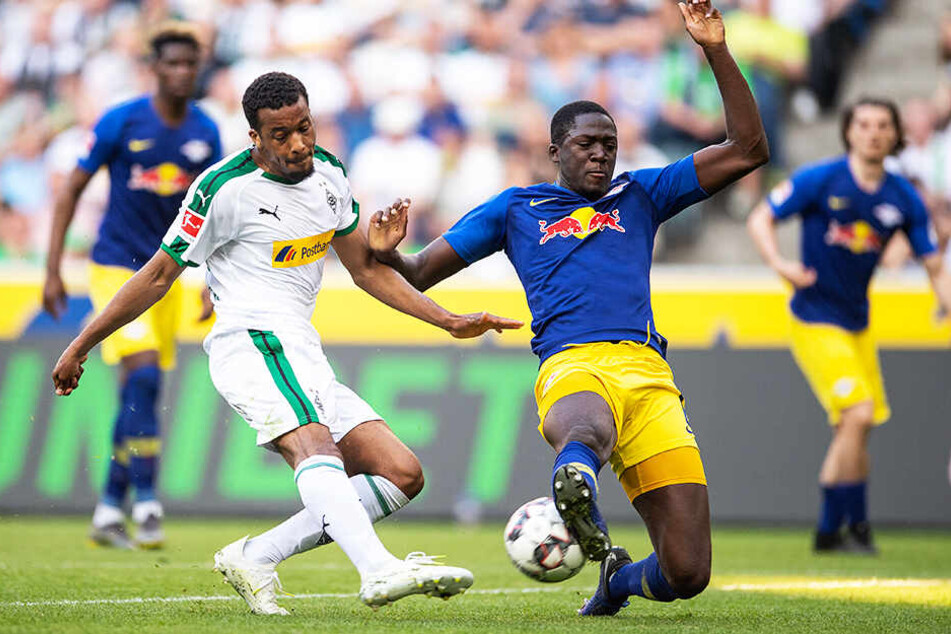 Leipzigs Ibrahima Konate (r.) blockt den Schuss von Gladbachs Torschütze Alassane Plea mit vollem Einsatz.