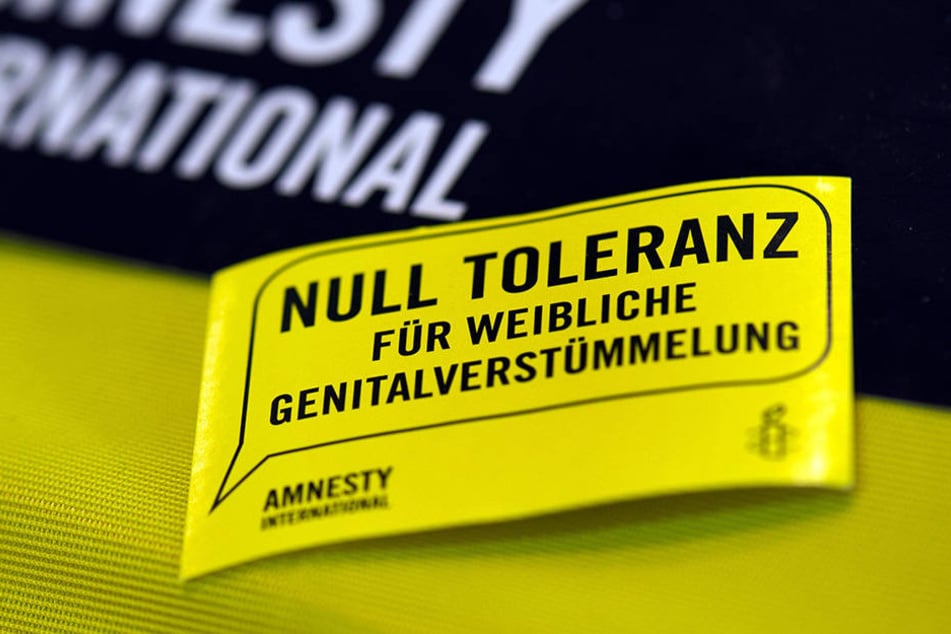 Infomaterialien "Null Toleranz für weibliche Genitalverstümmelung" von Amnesty.